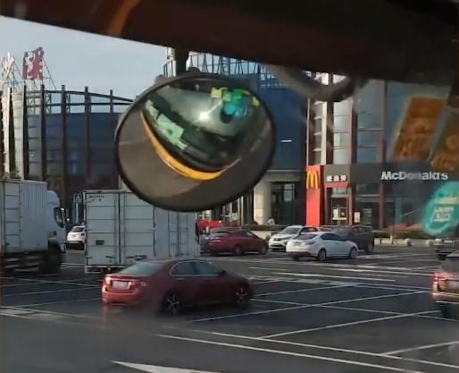 服務(wù)區(qū)停車場現(xiàn)遺棄包裹，司機(jī)警示 這個(gè)東西不能撿